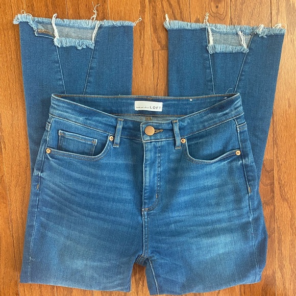LOFT curvy high waist flare chewed crop blue denim jeans 27 / 4 - Picture 3 of 6